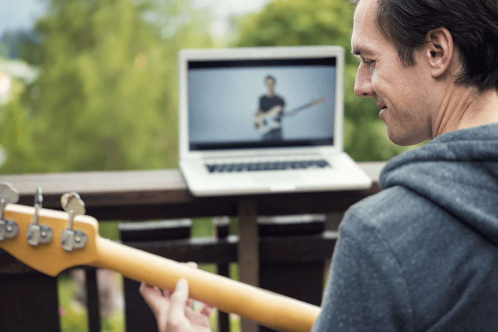 Personne prenant des cours de guitare en ligne