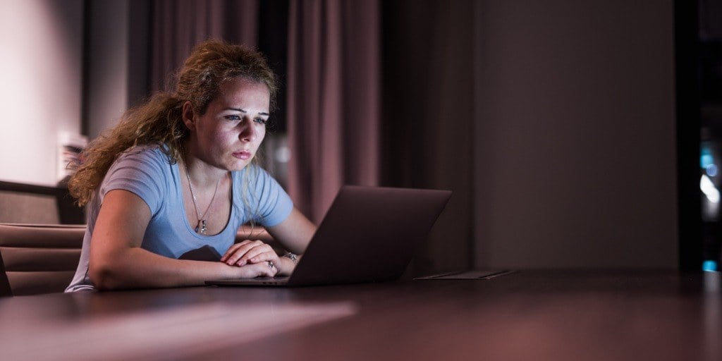 Femme seule sur son ordinateur portable