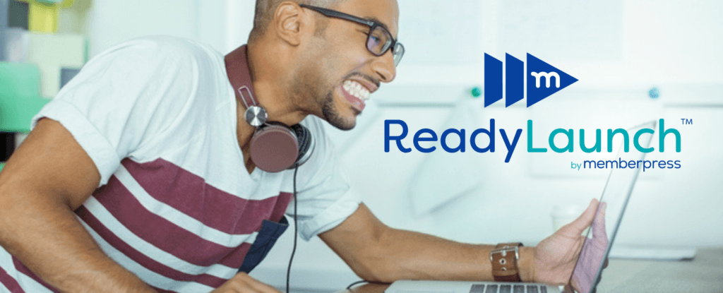 Empresário feliz usando o ReadyLaunch da MemberPress