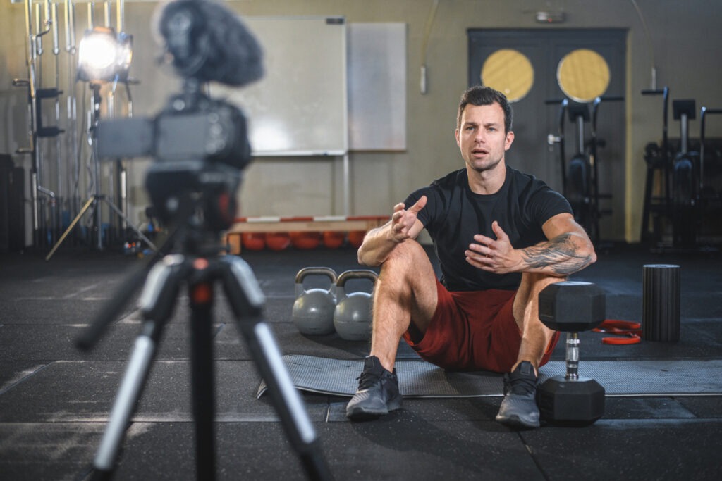 Personal trainer mostrando equipamentos de ginástica