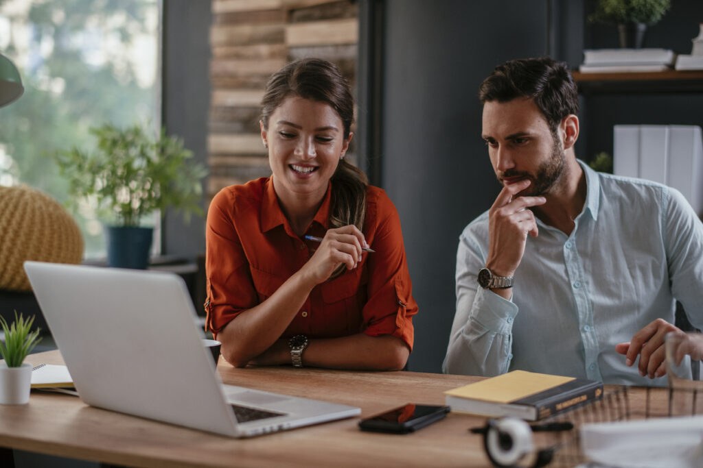 Dos personas que trabajan juntas crean su propia agencia