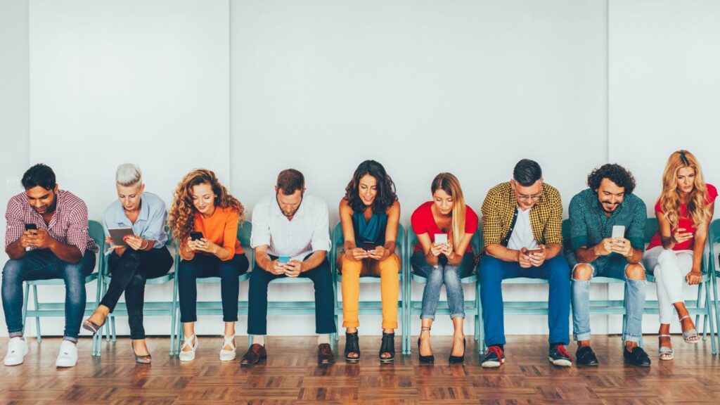 Um grupo de pessoas em seus telefones celulares representando a prova social