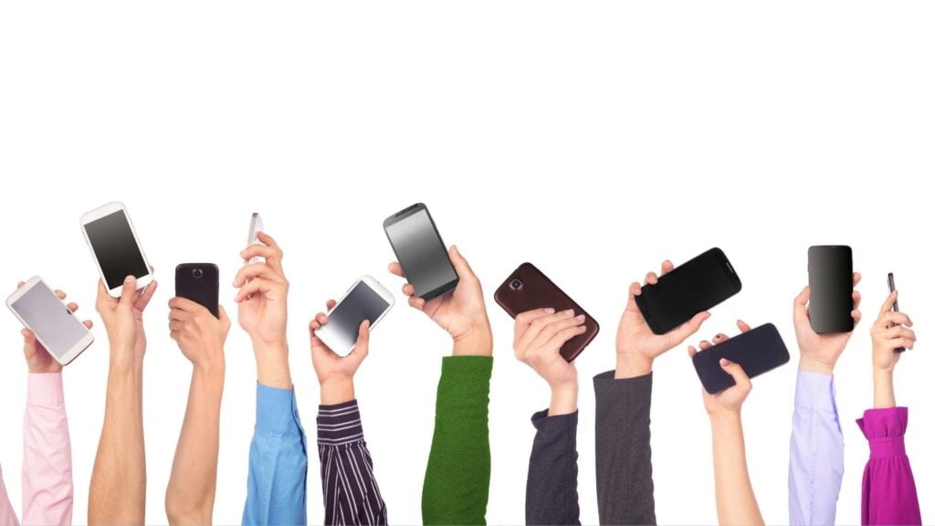 De nombreuses mains brandissent des téléphones portables