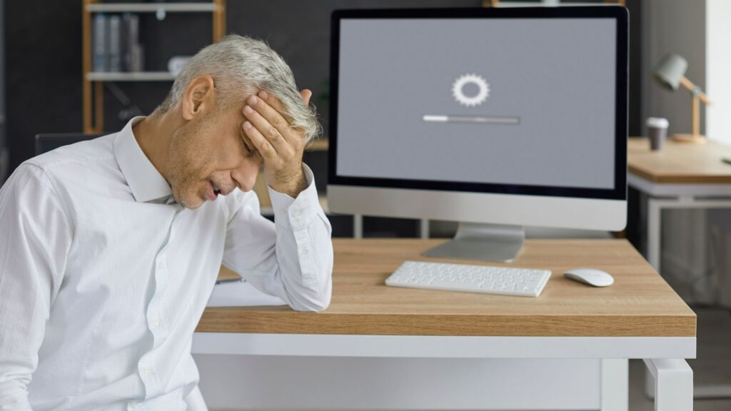 Un homme frustré par la lenteur d'un site web
