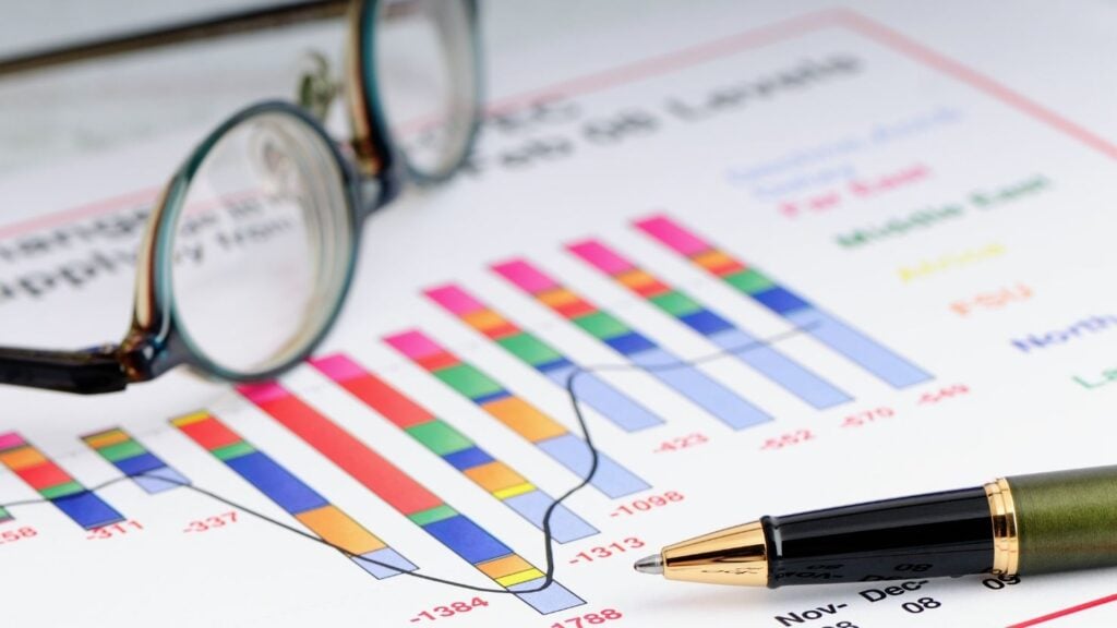 close-up de um documento de relatório estatístico, óculos e uma caneta