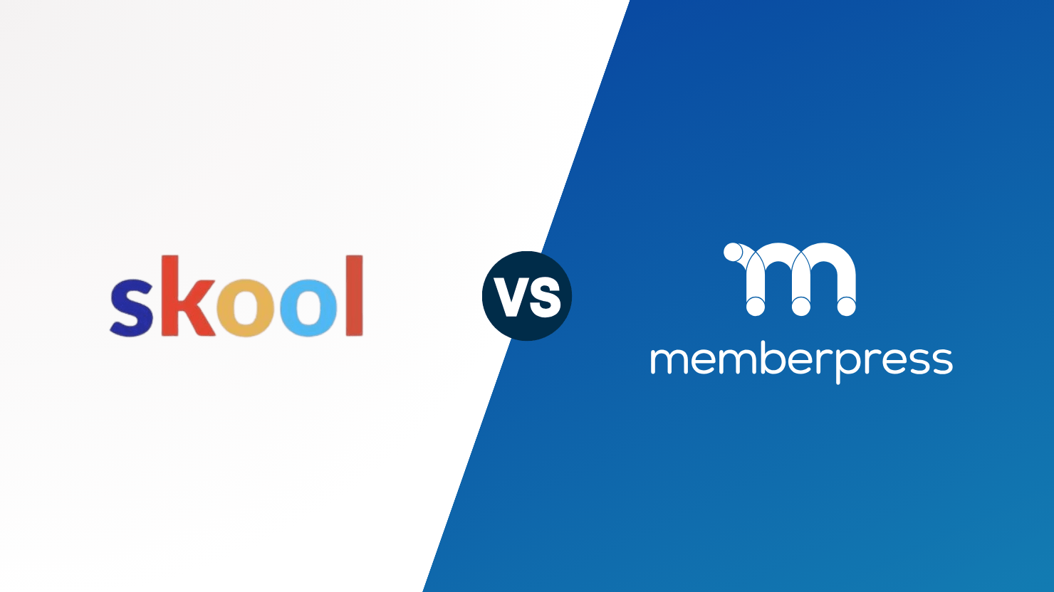 Vergleich der Logos von Skool und MemberPress mit einem dunklen VS-Kreis in der Mitte auf einer weißen linken Hälfte und einem blauen diagonalen rechten Hintergrund.