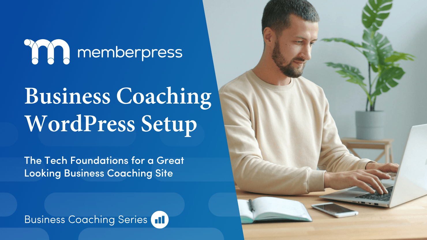 Eine Website für Business-Coaching mit WordPress erstellen | MemberPress Blaues Werbebanner mit der Aufschrift 'Business Coaching WordPress Setup' und dem MemberPress-Logo; rechts ist ein Mann zu sehen, der an einem Schreibtisch mit einer Pflanze daneben auf einem Laptop tippt.