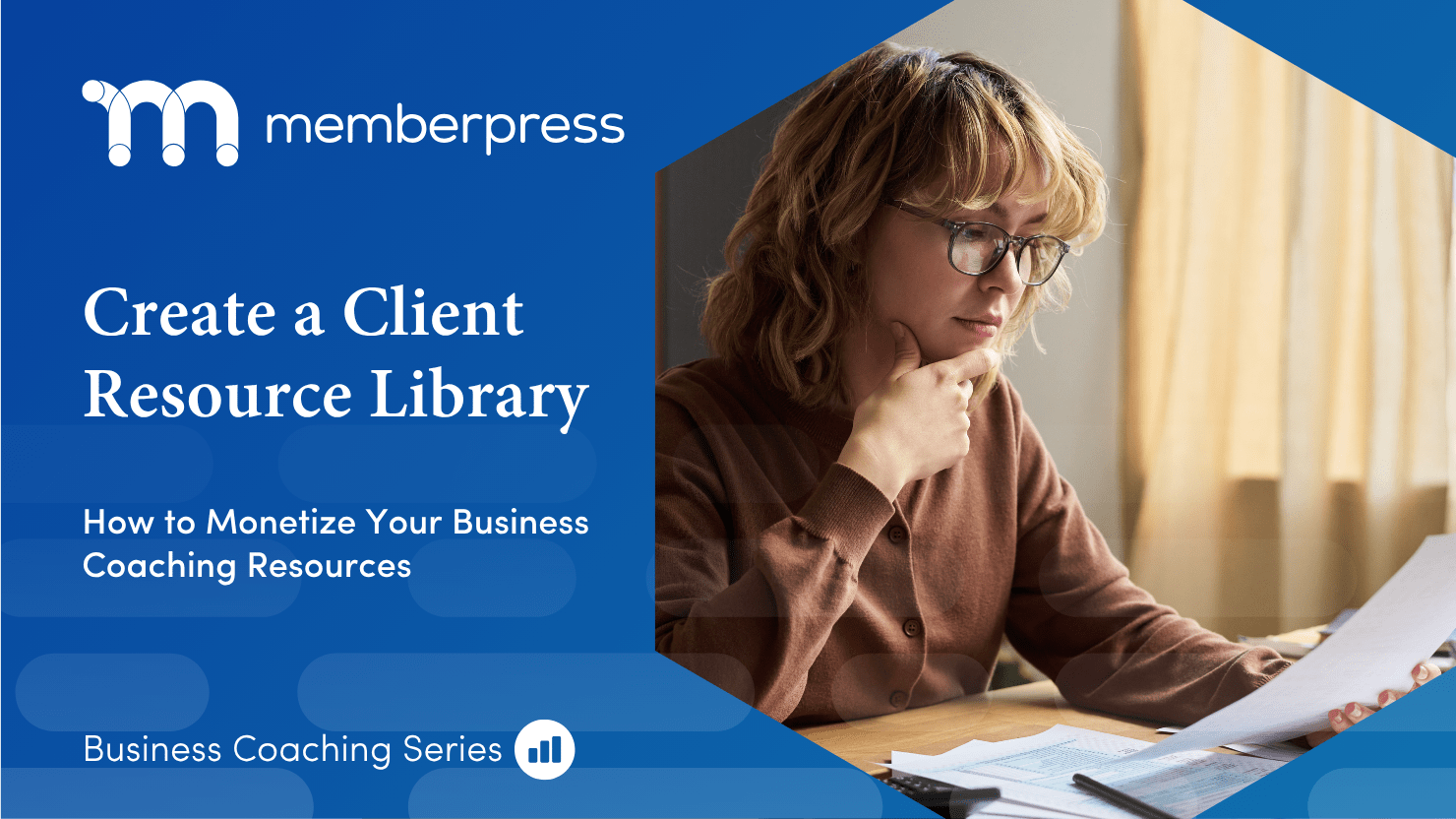 Biblioteca de recursos para clientes de coaching empresarial | MemberPress Banner azul no formato MemberPress com um logotipo e uma mulher sentada à mesa revisando documentos; um texto grande em branco diz 'Crie uma biblioteca de recursos para clientes' e 'Como monetizar seus recursos de coaching empresarial'.