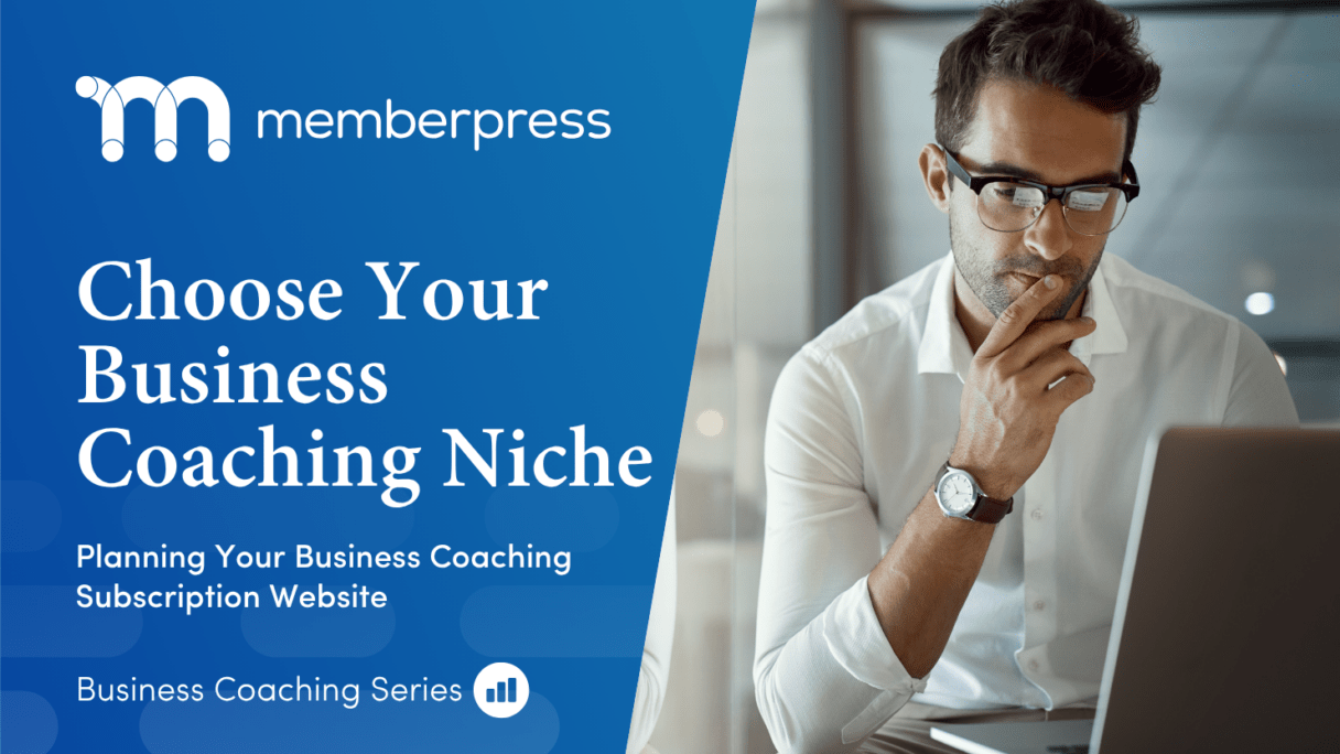 Banner de Hero con el logotipo de MemberPress sobre un fondo azul y el titular 'Elige tu nicho de coaching empresarial' junto a un hombre con gafas que reflexiona frente a un ordenador portátil.