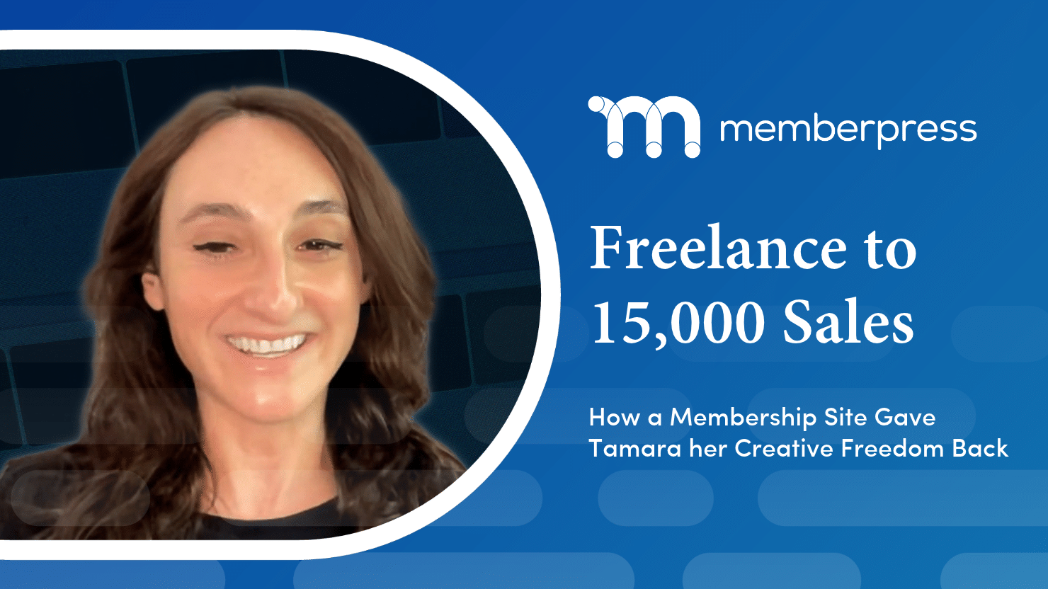 Entretien avec Tamara, fondatrice de 31Palms | MemberPress Une femme souriante à gauche d'une bannière bleue MemberPress portant le titre ' Devenez freelance et réalisez 15 000 ventes ' et un sous-titre évoquant la liberté créative de Tamara.